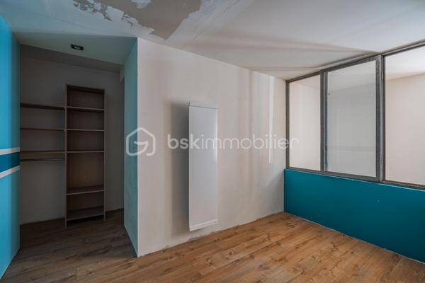 Découvrez ce loft atypique de 117 m², idéalement situé en plein cœur de Rumilly, à proximité immédiate des commerces et commodités.

Le bien s’organise autour d’une belle pièce de vie avec une grande cuisine ouverte sur le séjour, offrant de beaux volumes et un véritable cachet.

Il dispose actuellement d’une chambre ainsi que de deux espaces nuit, offrant différentes possibilités d’aménagement selon les besoins. Une entrée, une salle de bains ainsi qu’une cave viennent compléter l’ensemble.

Des travaux d’amélioration sont à envisager afin d’optimiser pleinement le confort du bien et de révéler tout son potentiel.

Un bien rare et atypique en centre-ville, idéal pour ceux qui recherchent de beaux volumes et un logement qui sort de l’ordinaire.
