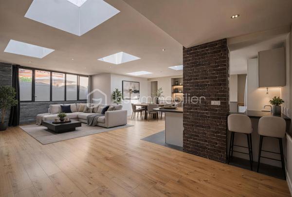 Découvrez ce loft atypique de 117 m², idéalement situé en plein cœur de Rumilly, à proximité immédiate des commerces et commodités.

Le bien s’organise autour d’une belle pièce de vie avec une grande cuisine ouverte sur le séjour, offrant de beaux volumes et un véritable cachet.

Il dispose actuellement d’une chambre ainsi que de deux espaces nuit, offrant différentes possibilités d’aménagement selon les besoins. Une entrée, une salle de bains ainsi qu’une cave viennent compléter l’ensemble.

Des travaux d’amélioration sont à envisager afin d’optimiser pleinement le confort du bien et de révéler tout son potentiel.

Un bien rare et atypique en centre-ville, idéal pour ceux qui recherchent de beaux volumes et un logement qui sort de l’ordinaire.