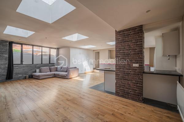 Découvrez ce loft atypique de 117 m², idéalement situé en plein cœur de Rumilly, à proximité immédiate des commerces et commodités.

Le bien s’organise autour d’une belle pièce de vie avec une grande cuisine ouverte sur le séjour, offrant de beaux volumes et un véritable cachet.

Il dispose actuellement d’une chambre ainsi que de deux espaces nuit, offrant différentes possibilités d’aménagement selon les besoins. Une entrée, une salle de bains ainsi qu’une cave viennent compléter l’ensemble.

Des travaux d’amélioration sont à envisager afin d’optimiser pleinement le confort du bien et de révéler tout son potentiel.

Un bien rare et atypique en centre-ville, idéal pour ceux qui recherchent de beaux volumes et un logement qui sort de l’ordinaire.
