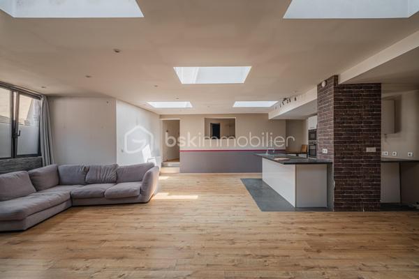 Découvrez ce loft atypique de 117 m², idéalement situé en plein cœur de Rumilly, à proximité immédiate des commerces et commodités.

Le bien s’organise autour d’une belle pièce de vie avec une grande cuisine ouverte sur le séjour, offrant de beaux volumes et un véritable cachet.

Il dispose actuellement d’une chambre ainsi que de deux espaces nuit, offrant différentes possibilités d’aménagement selon les besoins. Une entrée, une salle de bains ainsi qu’une cave viennent compléter l’ensemble.

Des travaux d’amélioration sont à envisager afin d’optimiser pleinement le confort du bien et de révéler tout son potentiel.

Un bien rare et atypique en centre-ville, idéal pour ceux qui recherchent de beaux volumes et un logement qui sort de l’ordinaire.