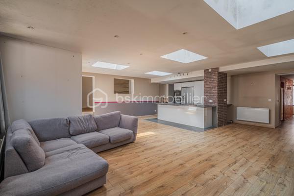 Découvrez ce loft atypique de 117 m², idéalement situé en plein cœur de Rumilly, à proximité immédiate des commerces et commodités.

Le bien s’organise autour d’une belle pièce de vie avec une grande cuisine ouverte sur le séjour, offrant de beaux volumes et un véritable cachet.

Il dispose actuellement d’une chambre ainsi que de deux espaces nuit, offrant différentes possibilités d’aménagement selon les besoins. Une entrée, une salle de bains ainsi qu’une cave viennent compléter l’ensemble.

Des travaux d’amélioration sont à envisager afin d’optimiser pleinement le confort du bien et de révéler tout son potentiel.

Un bien rare et atypique en centre-ville, idéal pour ceux qui recherchent de beaux volumes et un logement qui sort de l’ordinaire.