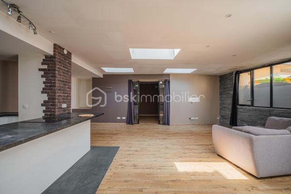 Découvrez ce loft atypique de 117 m², idéalement situé en plein cœur de Rumilly, à proximité immédiate des commerces et commodités.

Le bien s’organise autour d’une belle pièce de vie avec une grande cuisine ouverte sur le séjour, offrant de beaux volumes et un véritable cachet.

Il dispose actuellement d’une chambre ainsi que de deux espaces nuit, offrant différentes possibilités d’aménagement selon les besoins. Une entrée, une salle de bains ainsi qu’une cave viennent compléter l’ensemble.

Des travaux d’amélioration sont à envisager afin d’optimiser pleinement le confort du bien et de révéler tout son potentiel.

Un bien rare et atypique en centre-ville, idéal pour ceux qui recherchent de beaux volumes et un logement qui sort de l’ordinaire.