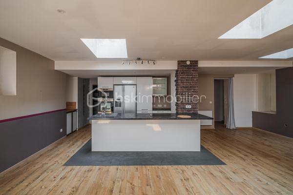 Découvrez ce loft atypique de 117 m², idéalement situé en plein cœur de Rumilly, à proximité immédiate des commerces et commodités.

Le bien s’organise autour d’une belle pièce de vie avec une grande cuisine ouverte sur le séjour, offrant de beaux volumes et un véritable cachet.

Il dispose actuellement d’une chambre ainsi que de deux espaces nuit, offrant différentes possibilités d’aménagement selon les besoins. Une entrée, une salle de bains ainsi qu’une cave viennent compléter l’ensemble.

Des travaux d’amélioration sont à envisager afin d’optimiser pleinement le confort du bien et de révéler tout son potentiel.

Un bien rare et atypique en centre-ville, idéal pour ceux qui recherchent de beaux volumes et un logement qui sort de l’ordinaire.