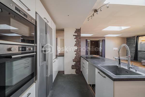 Découvrez ce loft atypique de 117 m², idéalement situé en plein cœur de Rumilly, à proximité immédiate des commerces et commodités.

Le bien s’organise autour d’une belle pièce de vie avec une grande cuisine ouverte sur le séjour, offrant de beaux volumes et un véritable cachet.

Il dispose actuellement d’une chambre ainsi que de deux espaces nuit, offrant différentes possibilités d’aménagement selon les besoins. Une entrée, une salle de bains ainsi qu’une cave viennent compléter l’ensemble.

Des travaux d’amélioration sont à envisager afin d’optimiser pleinement le confort du bien et de révéler tout son potentiel.

Un bien rare et atypique en centre-ville, idéal pour ceux qui recherchent de beaux volumes et un logement qui sort de l’ordinaire.
