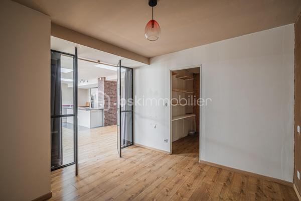 Découvrez ce loft atypique de 117 m², idéalement situé en plein cœur de Rumilly, à proximité immédiate des commerces et commodités.

Le bien s’organise autour d’une belle pièce de vie avec une grande cuisine ouverte sur le séjour, offrant de beaux volumes et un véritable cachet.

Il dispose actuellement d’une chambre ainsi que de deux espaces nuit, offrant différentes possibilités d’aménagement selon les besoins. Une entrée, une salle de bains ainsi qu’une cave viennent compléter l’ensemble.

Des travaux d’amélioration sont à envisager afin d’optimiser pleinement le confort du bien et de révéler tout son potentiel.

Un bien rare et atypique en centre-ville, idéal pour ceux qui recherchent de beaux volumes et un logement qui sort de l’ordinaire.