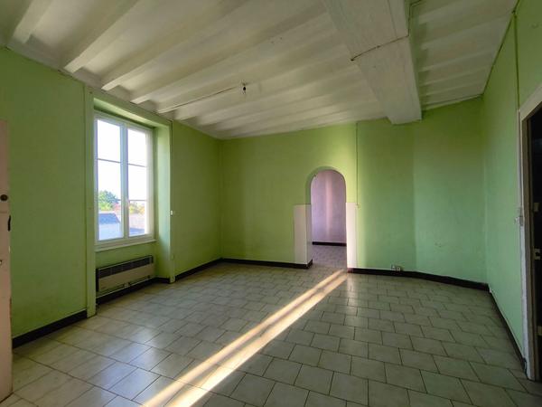 49500 SEGRE EN ANJOU BLEU APPARTEMENT T2 DUPLEX A RENOVER - CENTRE VILLE