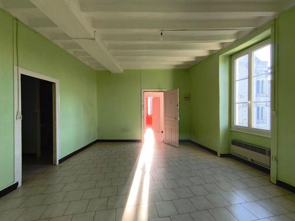 49500 SEGRE EN ANJOU BLEU APPARTEMENT T2 DUPLEX A RENOVER - CENTRE VILLE