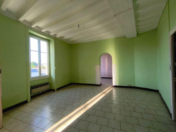 49500 SEGRE EN ANJOU BLEU APPARTEMENT T2 DUPLEX A RENOVER - CENTRE VILLE