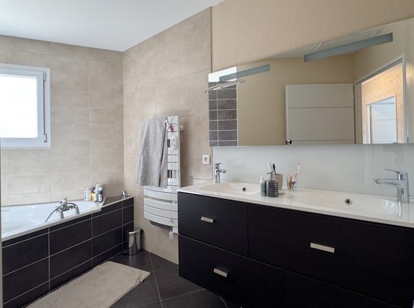 Maison
         6 pièces
        - 122 m² 349 000 € *
