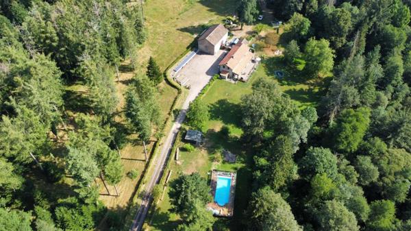 Charmant domaine en pierre du XVIIIe siècle, au coeur du parc naturel.