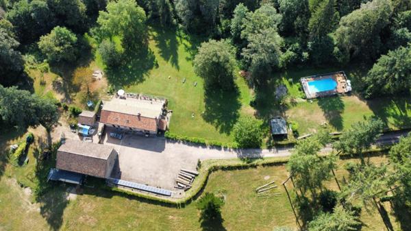 Charmant domaine en pierre du XVIIIe siècle, au coeur du parc naturel.