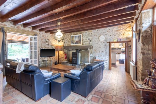 Charmant domaine en pierre du XVIIIe siècle, au coeur du parc naturel.