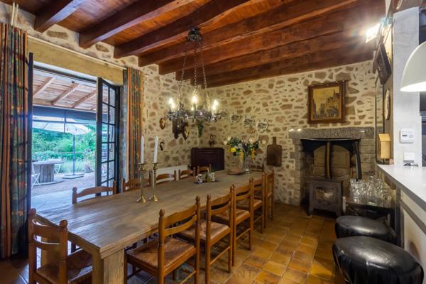 Charmant domaine en pierre du XVIIIe siècle, au coeur du parc naturel.