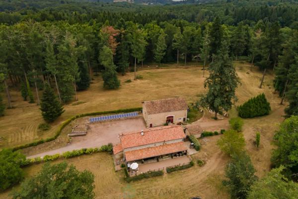 Charmant domaine en pierre du XVIIIe siècle, au coeur du parc naturel.