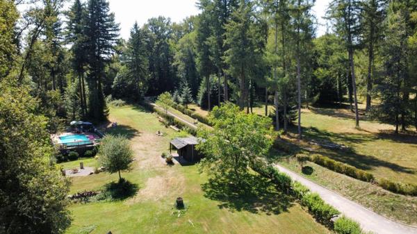 Charmant domaine en pierre du XVIIIe siècle, au coeur du parc naturel.