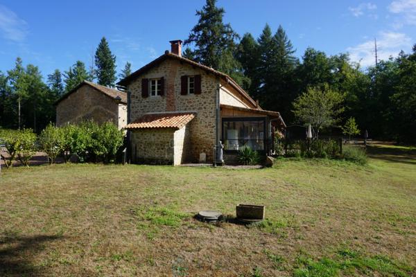 Charmant domaine en pierre du XVIIIe siècle, au coeur du parc naturel.