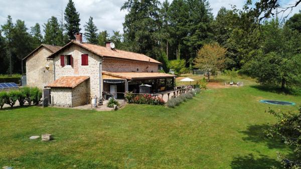 Charmant domaine en pierre du XVIIIe siècle, au coeur du parc naturel.