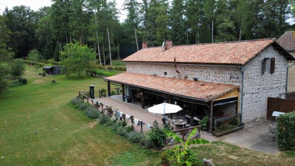 Charmant domaine en pierre du XVIIIe siècle, au coeur du parc naturel.