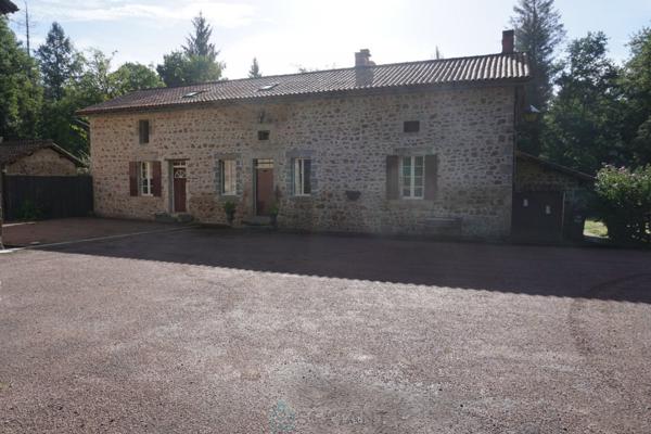 Charmant domaine en pierre du XVIIIe siècle, au coeur du parc naturel.