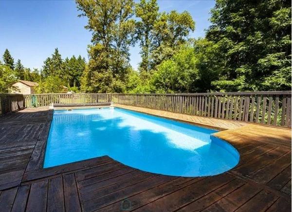 Charmant domaine en pierre du XVIIIe siècle, au coeur du parc naturel.