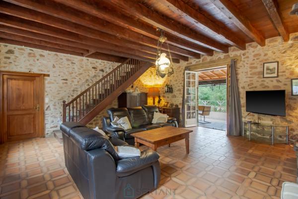 Charmant domaine en pierre du XVIIIe siècle, au coeur du parc naturel.