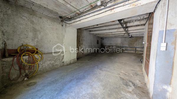 En exclusivité — 210 000 €

Et si votre prochaine visite vous donnait envie de poser vos valises au pied des Alpilles ?

Au cœur du quartier historique d’Eyguières, cette maison de village vous offre un cadre de vie paisible, à proximité des commerces. Entièrement rénovée, elle réunit le charme de l’ancien, un intérieur soigné et des espaces à aménager selon vos envies.

⭐ 5 bonnes raisons de venir la découvrir :

• 54 m² habitables, complétés par 15 m² sous les toits, pour donner vie à vos projets.
• Une rénovation complète, avec des matériaux de qualité et des finitions soignées.
• Un emplacement au calme, à quelques pas du centre du village et des commerces.
• Deux balcons et des espaces modulables, pour un intérieur qui vous ressemble.
• Un garage en copropriété, un véritable atout dans ce secteur.

Une maison à découvrir en imaginant votre quotidien…

Au rez-de-chaussée, la cuisine et la pièce supplémentaire vous permettent de créer un espace adapté à vos habitudes : un salon accueillant, une arrière-cuisine pratique ou un aménagement qui répond à vos besoins.

Au premier étage, deux portes-fenêtres ouvrant sur les balcons apportent une belle lumière naturelle à une grande pièce. Chambre ou pièce de vie : à vous d’en choisir l’usage. Une salle d’eau avec WC complète ce niveau.

Sous les toits, 15 m² supplémentaires éclairés par une fenêtre de toit offrent un espace à s’approprier : bureau, atelier, coin détente ou espace nuit, selon l’aménagement choisi.

Mitoyenne des deux côtés et équipée de radiateurs électriques, cette maison bénéficie d’un environnement paisible. Son intérieur entièrement refait à neuf vous permet de vous concentrer sur l’essentiel : vous installer et vous sentir chez vous.

❤️ Votre premier chez-vous, votre résidence principale ou votre pied-à-terre en Provence ? Facile à entretenir et pleine de charme, elle mérite une visite pour en apprécier la lumière, les volumes et les possibilités.

📞 Vous vous y voyez déjà ? Appelez-moi pour convenir d’une visite. Je serai ravie de vous la faire découvrir et d’échanger avec vous sur ce qui pourrait en faire votre futur chez-vous, simplement et sans pression.

Mme Sylvie Gillet BSK

Dans le cadre des obligations de vigilance prévues par l’article L. 561-5 du Code monétaire et financier, la présentation d’une pièce d’identité en cours de validité sera demandée.

Une attestation de financement ou un accord de principe délivré par votre banque devra également être présenté avant l’organisation de la visite.