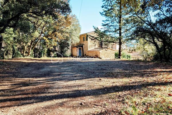 À découvrir sur la commune de Salernes, au cœur de la Provence Verte, cette ancienne bergerie en pierre datant de 1850 séduira les amateurs d’authenticité, de calme et de grands espaces. 

Rénovée cette propriété atypique offre un cadre de vie paisible et plein de charme, avec une exposition plein Sud et la possibilité d’agrandissement ainsi qu’un terrain piscinable.

Édifiée sur plusieurs niveaux avec une petite restanque, la maison propose au rez-de-chaussée une cuisine, un séjour de 29 m², un salon ainsi qu’une troisième pièce pouvant être aménagée selon vos besoins en bureau, chambre d’appoint ou espace détente.

Au premier étage, vous découvrirez l'entrée, trois chambres, dont une avec terrasse privative, deux salles d’eau ainsi qu’un WC indépendant.

Le deuxième étage accueille un vaste espace aménagé de 54 m² offrant de nombreuses possibilités : grande suite parentale à aménager, salle de jeux, atelier, bureau ou espace loisirs selon vos envies.

Les atouts de ce bien :

- Ancienne bergerie en pierre pleine de caractère
- Environnement calme et préservé
- Exposition Sud
- Accès à l’eau grâce à un canal
- Tout-à-l’égout
- Possibilité d’agrandissement
- Terrain piscinable
- Volumes généreux et nombreuses possibilités d’aménagement

Un bien rare et authentique, idéal pour les amoureux de la Provence à la recherche d’un lieu de vie atypique et plein de charme.