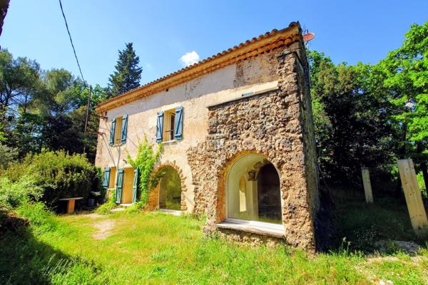 À découvrir sur la commune de Salernes, au cœur de la Provence Verte, cette ancienne bergerie en pierre datant de 1850 séduira les amateurs d’authenticité, de calme et de grands espaces. 

Rénovée cette propriété atypique offre un cadre de vie paisible et plein de charme, avec une exposition plein Sud et la possibilité d’agrandissement ainsi qu’un terrain piscinable.

Édifiée sur plusieurs niveaux avec une petite restanque, la maison propose au rez-de-chaussée une cuisine, un séjour de 29 m², un salon ainsi qu’une troisième pièce pouvant être aménagée selon vos besoins en bureau, chambre d’appoint ou espace détente.

Au premier étage, vous découvrirez l'entrée, trois chambres, dont une avec terrasse privative, deux salles d’eau ainsi qu’un WC indépendant.

Le deuxième étage accueille un vaste espace aménagé de 54 m² offrant de nombreuses possibilités : grande suite parentale à aménager, salle de jeux, atelier, bureau ou espace loisirs selon vos envies.

Les atouts de ce bien :

- Ancienne bergerie en pierre pleine de caractère
- Environnement calme et préservé
- Exposition Sud
- Accès à l’eau grâce à un canal
- Tout-à-l’égout
- Possibilité d’agrandissement
- Terrain piscinable
- Volumes généreux et nombreuses possibilités d’aménagement

Un bien rare et authentique, idéal pour les amoureux de la Provence à la recherche d’un lieu de vie atypique et plein de charme.