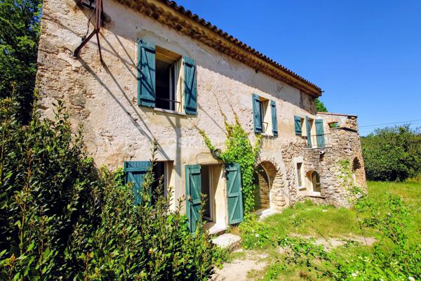 À découvrir sur la commune de Salernes, au cœur de la Provence Verte, cette ancienne bergerie en pierre datant de 1850 séduira les amateurs d’authenticité, de calme et de grands espaces. 

Rénovée cette propriété atypique offre un cadre de vie paisible et plein de charme, avec une exposition plein Sud et la possibilité d’agrandissement ainsi qu’un terrain piscinable.

Édifiée sur plusieurs niveaux avec une petite restanque, la maison propose au rez-de-chaussée une cuisine, un séjour de 29 m², un salon ainsi qu’une troisième pièce pouvant être aménagée selon vos besoins en bureau, chambre d’appoint ou espace détente.

Au premier étage, vous découvrirez l'entrée, trois chambres, dont une avec terrasse privative, deux salles d’eau ainsi qu’un WC indépendant.

Le deuxième étage accueille un vaste espace aménagé de 54 m² offrant de nombreuses possibilités : grande suite parentale à aménager, salle de jeux, atelier, bureau ou espace loisirs selon vos envies.

Les atouts de ce bien :

- Ancienne bergerie en pierre pleine de caractère
- Environnement calme et préservé
- Exposition Sud
- Accès à l’eau grâce à un canal
- Tout-à-l’égout
- Possibilité d’agrandissement
- Terrain piscinable
- Volumes généreux et nombreuses possibilités d’aménagement

Un bien rare et authentique, idéal pour les amoureux de la Provence à la recherche d’un lieu de vie atypique et plein de charme.