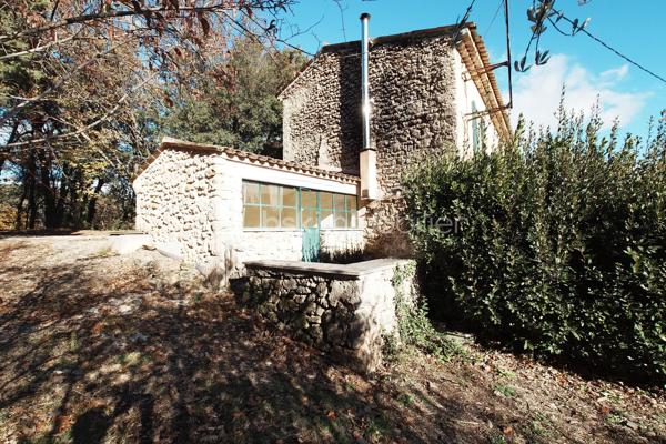À découvrir sur la commune de Salernes, au cœur de la Provence Verte, cette ancienne bergerie en pierre datant de 1850 séduira les amateurs d’authenticité, de calme et de grands espaces. 

Rénovée cette propriété atypique offre un cadre de vie paisible et plein de charme, avec une exposition plein Sud et la possibilité d’agrandissement ainsi qu’un terrain piscinable.

Édifiée sur plusieurs niveaux avec une petite restanque, la maison propose au rez-de-chaussée une cuisine, un séjour de 29 m², un salon ainsi qu’une troisième pièce pouvant être aménagée selon vos besoins en bureau, chambre d’appoint ou espace détente.

Au premier étage, vous découvrirez l'entrée, trois chambres, dont une avec terrasse privative, deux salles d’eau ainsi qu’un WC indépendant.

Le deuxième étage accueille un vaste espace aménagé de 54 m² offrant de nombreuses possibilités : grande suite parentale à aménager, salle de jeux, atelier, bureau ou espace loisirs selon vos envies.

Les atouts de ce bien :

- Ancienne bergerie en pierre pleine de caractère
- Environnement calme et préservé
- Exposition Sud
- Accès à l’eau grâce à un canal
- Tout-à-l’égout
- Possibilité d’agrandissement
- Terrain piscinable
- Volumes généreux et nombreuses possibilités d’aménagement

Un bien rare et authentique, idéal pour les amoureux de la Provence à la recherche d’un lieu de vie atypique et plein de charme.