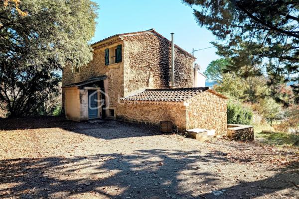 À découvrir sur la commune de Salernes, au cœur de la Provence Verte, cette ancienne bergerie en pierre datant de 1850 séduira les amateurs d’authenticité, de calme et de grands espaces. 

Rénovée cette propriété atypique offre un cadre de vie paisible et plein de charme, avec une exposition plein Sud et la possibilité d’agrandissement ainsi qu’un terrain piscinable.

Édifiée sur plusieurs niveaux avec une petite restanque, la maison propose au rez-de-chaussée une cuisine, un séjour de 29 m², un salon ainsi qu’une troisième pièce pouvant être aménagée selon vos besoins en bureau, chambre d’appoint ou espace détente.

Au premier étage, vous découvrirez l'entrée, trois chambres, dont une avec terrasse privative, deux salles d’eau ainsi qu’un WC indépendant.

Le deuxième étage accueille un vaste espace aménagé de 54 m² offrant de nombreuses possibilités : grande suite parentale à aménager, salle de jeux, atelier, bureau ou espace loisirs selon vos envies.

Les atouts de ce bien :

- Ancienne bergerie en pierre pleine de caractère
- Environnement calme et préservé
- Exposition Sud
- Accès à l’eau grâce à un canal
- Tout-à-l’égout
- Possibilité d’agrandissement
- Terrain piscinable
- Volumes généreux et nombreuses possibilités d’aménagement

Un bien rare et authentique, idéal pour les amoureux de la Provence à la recherche d’un lieu de vie atypique et plein de charme.