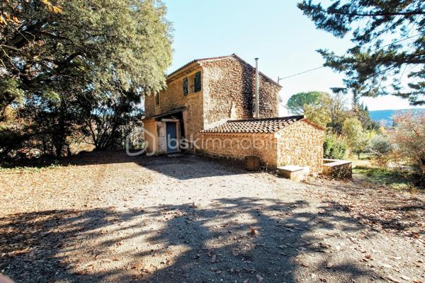 À découvrir sur la commune de Salernes, au cœur de la Provence Verte, cette ancienne bergerie en pierre datant de 1850 séduira les amateurs d’authenticité, de calme et de grands espaces. 

Rénovée cette propriété atypique offre un cadre de vie paisible et plein de charme, avec une exposition plein Sud et la possibilité d’agrandissement ainsi qu’un terrain piscinable.

Édifiée sur plusieurs niveaux avec une petite restanque, la maison propose au rez-de-chaussée une cuisine, un séjour de 29 m², un salon ainsi qu’une troisième pièce pouvant être aménagée selon vos besoins en bureau, chambre d’appoint ou espace détente.

Au premier étage, vous découvrirez l'entrée, trois chambres, dont une avec terrasse privative, deux salles d’eau ainsi qu’un WC indépendant.

Le deuxième étage accueille un vaste espace aménagé de 54 m² offrant de nombreuses possibilités : grande suite parentale à aménager, salle de jeux, atelier, bureau ou espace loisirs selon vos envies.

Les atouts de ce bien :

- Ancienne bergerie en pierre pleine de caractère
- Environnement calme et préservé
- Exposition Sud
- Accès à l’eau grâce à un canal
- Tout-à-l’égout
- Possibilité d’agrandissement
- Terrain piscinable
- Volumes généreux et nombreuses possibilités d’aménagement

Un bien rare et authentique, idéal pour les amoureux de la Provence à la recherche d’un lieu de vie atypique et plein de charme.
