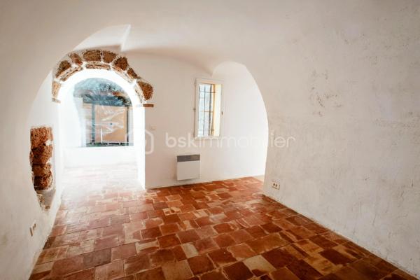 À découvrir sur la commune de Salernes, au cœur de la Provence Verte, cette ancienne bergerie en pierre datant de 1850 séduira les amateurs d’authenticité, de calme et de grands espaces. 

Rénovée cette propriété atypique offre un cadre de vie paisible et plein de charme, avec une exposition plein Sud et la possibilité d’agrandissement ainsi qu’un terrain piscinable.

Édifiée sur plusieurs niveaux avec une petite restanque, la maison propose au rez-de-chaussée une cuisine, un séjour de 29 m², un salon ainsi qu’une troisième pièce pouvant être aménagée selon vos besoins en bureau, chambre d’appoint ou espace détente.

Au premier étage, vous découvrirez l'entrée, trois chambres, dont une avec terrasse privative, deux salles d’eau ainsi qu’un WC indépendant.

Le deuxième étage accueille un vaste espace aménagé de 54 m² offrant de nombreuses possibilités : grande suite parentale à aménager, salle de jeux, atelier, bureau ou espace loisirs selon vos envies.

Les atouts de ce bien :

- Ancienne bergerie en pierre pleine de caractère
- Environnement calme et préservé
- Exposition Sud
- Accès à l’eau grâce à un canal
- Tout-à-l’égout
- Possibilité d’agrandissement
- Terrain piscinable
- Volumes généreux et nombreuses possibilités d’aménagement

Un bien rare et authentique, idéal pour les amoureux de la Provence à la recherche d’un lieu de vie atypique et plein de charme.