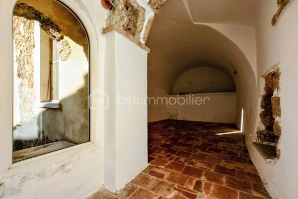 À découvrir sur la commune de Salernes, au cœur de la Provence Verte, cette ancienne bergerie en pierre datant de 1850 séduira les amateurs d’authenticité, de calme et de grands espaces. 

Rénovée cette propriété atypique offre un cadre de vie paisible et plein de charme, avec une exposition plein Sud et la possibilité d’agrandissement ainsi qu’un terrain piscinable.

Édifiée sur plusieurs niveaux avec une petite restanque, la maison propose au rez-de-chaussée une cuisine, un séjour de 29 m², un salon ainsi qu’une troisième pièce pouvant être aménagée selon vos besoins en bureau, chambre d’appoint ou espace détente.

Au premier étage, vous découvrirez l'entrée, trois chambres, dont une avec terrasse privative, deux salles d’eau ainsi qu’un WC indépendant.

Le deuxième étage accueille un vaste espace aménagé de 54 m² offrant de nombreuses possibilités : grande suite parentale à aménager, salle de jeux, atelier, bureau ou espace loisirs selon vos envies.

Les atouts de ce bien :

- Ancienne bergerie en pierre pleine de caractère
- Environnement calme et préservé
- Exposition Sud
- Accès à l’eau grâce à un canal
- Tout-à-l’égout
- Possibilité d’agrandissement
- Terrain piscinable
- Volumes généreux et nombreuses possibilités d’aménagement

Un bien rare et authentique, idéal pour les amoureux de la Provence à la recherche d’un lieu de vie atypique et plein de charme.