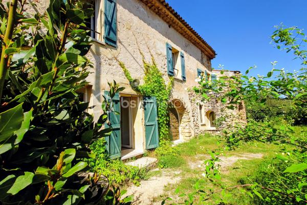 À découvrir sur la commune de Salernes, au cœur de la Provence Verte, cette ancienne bergerie en pierre datant de 1850 séduira les amateurs d’authenticité, de calme et de grands espaces. 

Rénovée cette propriété atypique offre un cadre de vie paisible et plein de charme, avec une exposition plein Sud et la possibilité d’agrandissement ainsi qu’un terrain piscinable.

Édifiée sur plusieurs niveaux avec une petite restanque, la maison propose au rez-de-chaussée une cuisine, un séjour de 29 m², un salon ainsi qu’une troisième pièce pouvant être aménagée selon vos besoins en bureau, chambre d’appoint ou espace détente.

Au premier étage, vous découvrirez l'entrée, trois chambres, dont une avec terrasse privative, deux salles d’eau ainsi qu’un WC indépendant.

Le deuxième étage accueille un vaste espace aménagé de 54 m² offrant de nombreuses possibilités : grande suite parentale à aménager, salle de jeux, atelier, bureau ou espace loisirs selon vos envies.

Les atouts de ce bien :

- Ancienne bergerie en pierre pleine de caractère
- Environnement calme et préservé
- Exposition Sud
- Accès à l’eau grâce à un canal
- Tout-à-l’égout
- Possibilité d’agrandissement
- Terrain piscinable
- Volumes généreux et nombreuses possibilités d’aménagement

Un bien rare et authentique, idéal pour les amoureux de la Provence à la recherche d’un lieu de vie atypique et plein de charme.