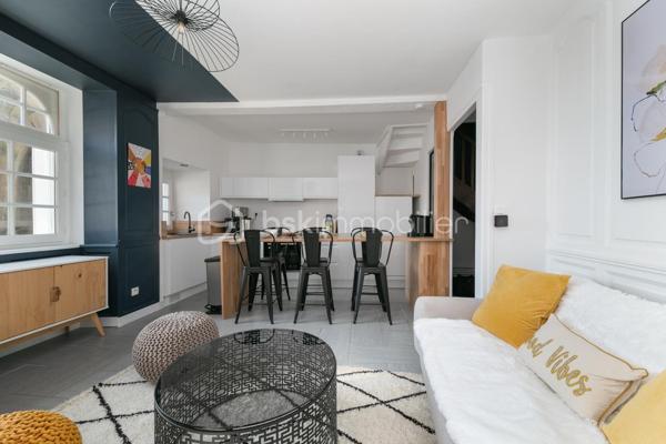 Kate GUIGNEUX vous propose - EN EXCLUSIVITE - cette maison de ville totalement rénovée et décorée avec goût.

Elle se compose comme suit :
- Au RDC, une belle entrée, une pièce de vie avec une cuisine ouverte aménagée / totalement équipée, 
- Au 1er étage, deux belles chambres, une buanderie, une salle d'eau avec double vasque, et des WC séparés,
- Au 2ème étage, deux belles chambres également, une deuxième salle d'eau avec double vasque, et des WC séparés,
- Au dernier étage, une très grande chambre avec ses poutres apparentes et son point d'eau.

La maison peut aussi bien convenir pour une résidence principale que pour du locatif (entre 7,5% et 10,5% selon le modèle de location choisi).
Jusqu'à présent, la maison était louée de Septembre à Juin en colocation, puis en courte durée l'été. 

Informations complémentaires : chaudière au gaz - parking gratuit à proximité - Vente possible totalement meublée. 

Contactez-moi pour échanger sur votre projet et éventuellement fixer une visite :-)