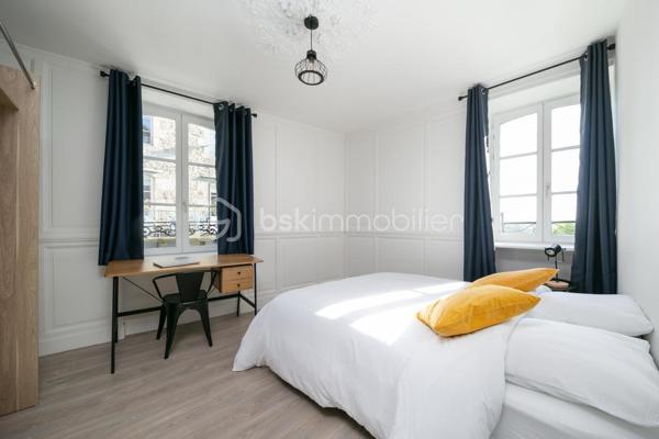 Kate GUIGNEUX vous propose - EN EXCLUSIVITE - cette maison de ville totalement rénovée et décorée avec goût.

Elle se compose comme suit :
- Au RDC, une belle entrée, une pièce de vie avec une cuisine ouverte aménagée / totalement équipée, 
- Au 1er étage, deux belles chambres, une buanderie, une salle d'eau avec double vasque, et des WC séparés,
- Au 2ème étage, deux belles chambres également, une deuxième salle d'eau avec double vasque, et des WC séparés,
- Au dernier étage, une très grande chambre avec ses poutres apparentes et son point d'eau.

La maison peut aussi bien convenir pour une résidence principale que pour du locatif (entre 7,5% et 10,5% selon le modèle de location choisi).
Jusqu'à présent, la maison était louée de Septembre à Juin en colocation, puis en courte durée l'été. 

Informations complémentaires : chaudière au gaz - parking gratuit à proximité - Vente possible totalement meublée. 

Contactez-moi pour échanger sur votre projet et éventuellement fixer une visite :-)