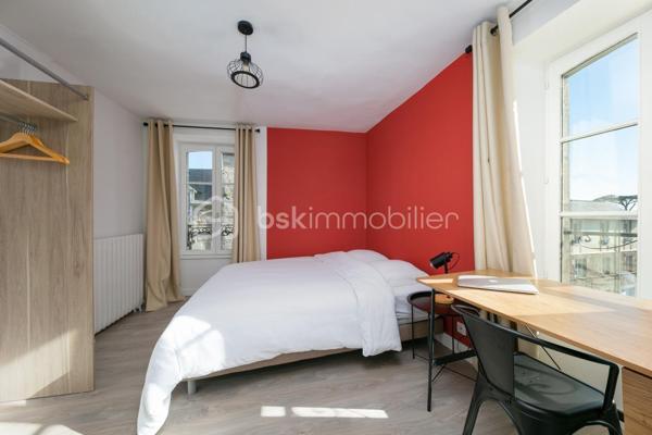 Kate GUIGNEUX vous propose - EN EXCLUSIVITE - cette maison de ville totalement rénovée et décorée avec goût.

Elle se compose comme suit :
- Au RDC, une belle entrée, une pièce de vie avec une cuisine ouverte aménagée / totalement équipée, 
- Au 1er étage, deux belles chambres, une buanderie, une salle d'eau avec double vasque, et des WC séparés,
- Au 2ème étage, deux belles chambres également, une deuxième salle d'eau avec double vasque, et des WC séparés,
- Au dernier étage, une très grande chambre avec ses poutres apparentes et son point d'eau.

La maison peut aussi bien convenir pour une résidence principale que pour du locatif (entre 7,5% et 10,5% selon le modèle de location choisi).
Jusqu'à présent, la maison était louée de Septembre à Juin en colocation, puis en courte durée l'été. 

Informations complémentaires : chaudière au gaz - parking gratuit à proximité - Vente possible totalement meublée. 

Contactez-moi pour échanger sur votre projet et éventuellement fixer une visite :-)