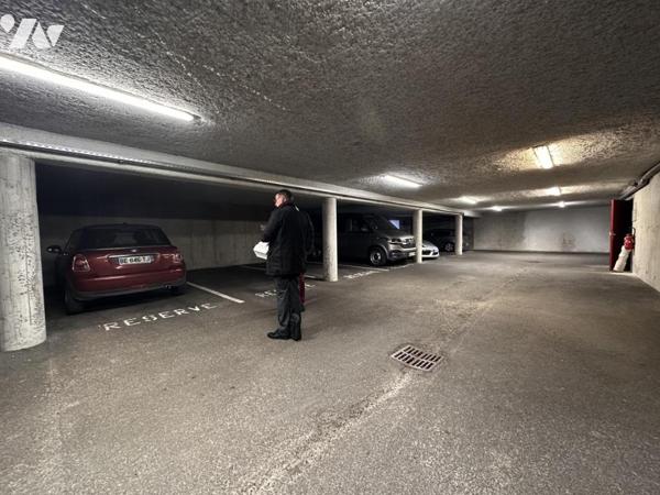 LOCAL PROFESSIONNEL 104 m² -  2 PLACES DE PARKING