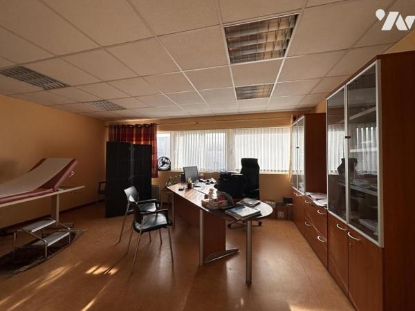 LOCAL PROFESSIONNEL 104 m² -  2 PLACES DE PARKING