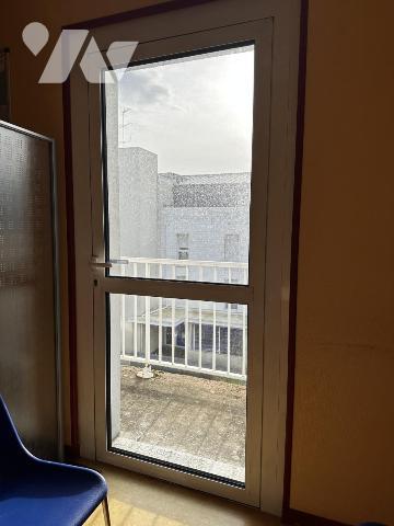 LOCAL PROFESSIONNEL 104 m² -  2 PLACES DE PARKING