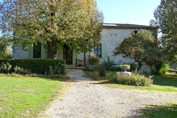 Le Temple-sur-Lot (47110) Maison en pierre rénovée avec piscine et dépendances