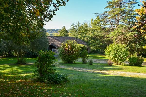 Le Temple-sur-Lot (47110) Maison en pierre rénovée avec piscine et dépendances