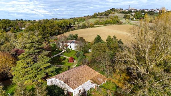 Le Temple-sur-Lot (47110) Maison en pierre rénovée avec piscine et dépendances