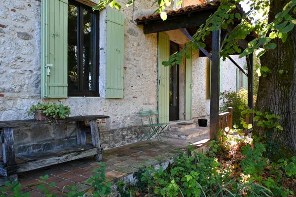 Le Temple-sur-Lot (47110) Maison en pierre rénovée avec piscine et dépendances