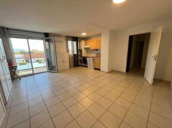 SAINT-ESTÈVE Appartement T3 avec terrasse, garage couvert privatif résidence sécurisée avec piscine