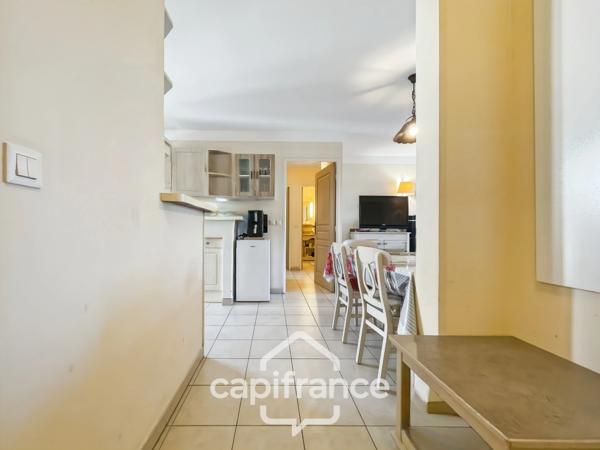 Domaine de Pont royal, BEL APPARTEMENT de 57 m2 1er étage avec ascenseur , terrasse vue dégagée, piscine en résidence.