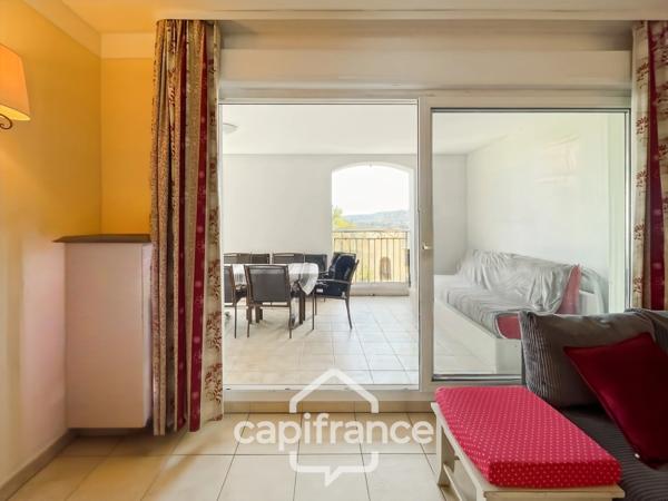 Domaine de Pont royal, BEL APPARTEMENT de 57 m2 1er étage avec ascenseur , terrasse vue dégagée, piscine en résidence.