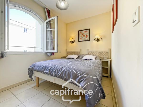 Domaine de Pont royal, BEL APPARTEMENT de 57 m2 1er étage avec ascenseur , terrasse vue dégagée, piscine en résidence.