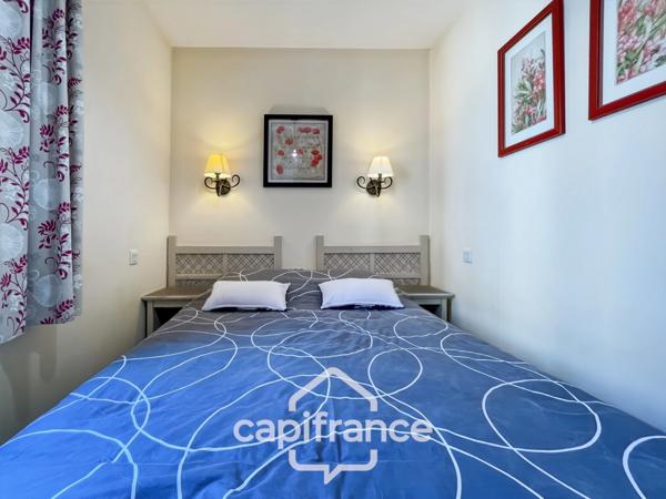 Domaine de Pont royal, BEL APPARTEMENT de 57 m2 1er étage avec ascenseur , terrasse vue dégagée, piscine en résidence.